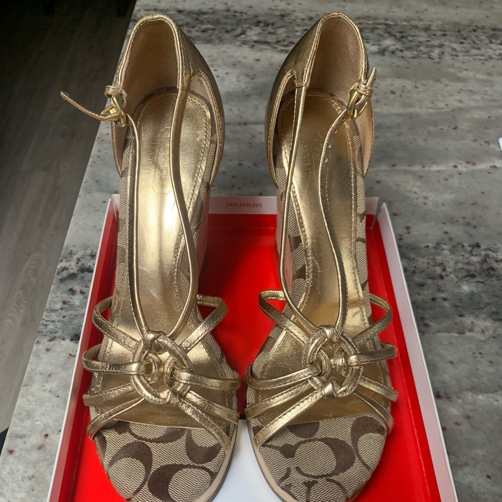 Size 8M Style Joslin Signature ‘C’ logo Wedge Sandals